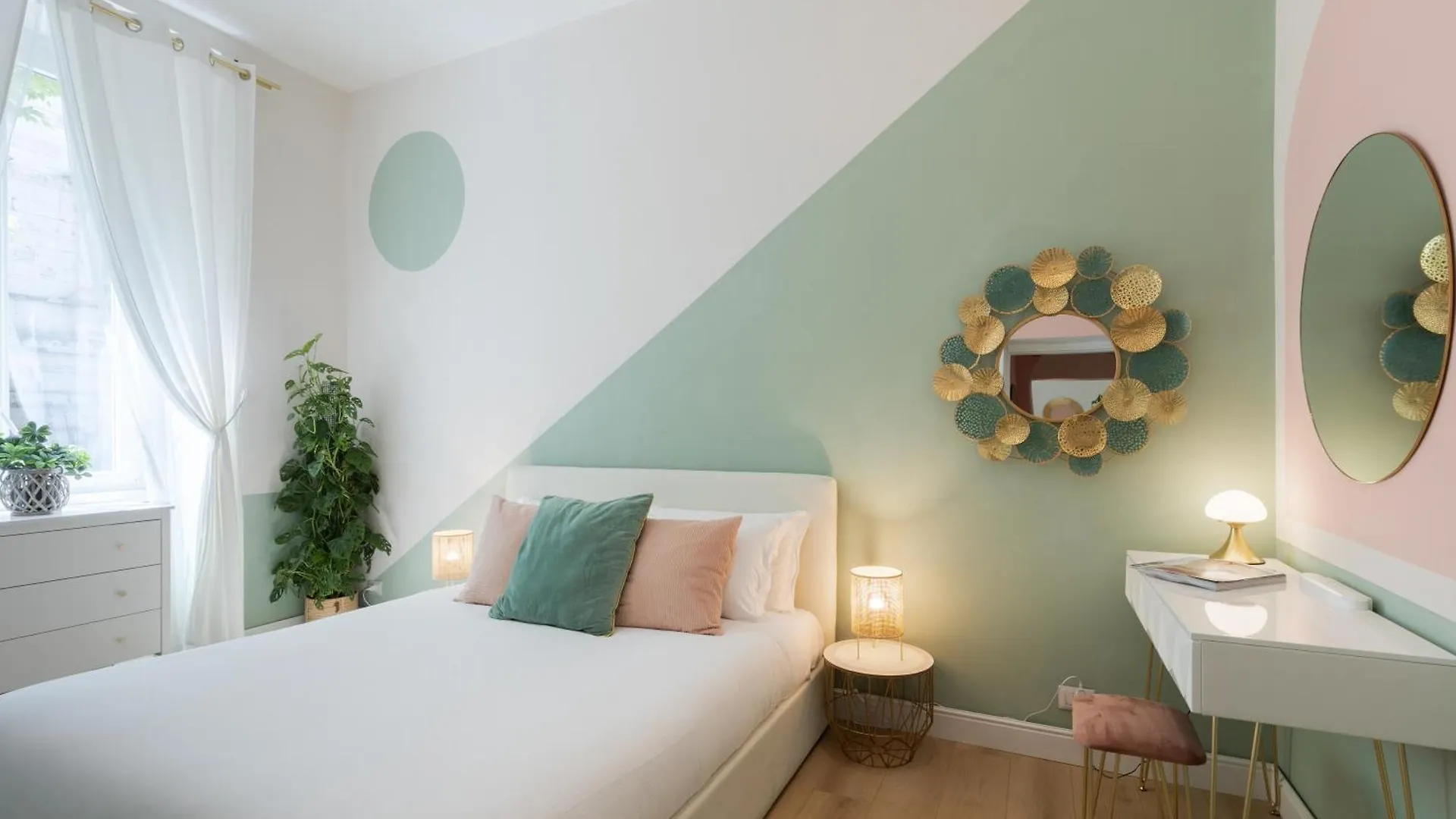 The 38 Home L Homkeey Luxury Apartment I Colosseum Rome 0*,  Italy